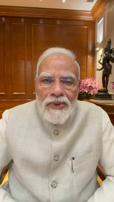 वन्दे भारत लाइव न्यूज़ : दंड नहीं, संवाद; नफरत नहीं, मार्गदर्शन। आइए, कटुता छोड़कर नई पीढ़ी का हाथ थामें और मिलकर राष्ट्र निर्माण की दिशा में आगे बढ़ें।"*
प्रधानमंत्री श्री नरेन्द्र मोदी ने एक अभिभावक की तरह पहल करते हुए देशवासियों से अपील की है कि जो युवा किसी कारणवश अपनी राह से भटक गए हैं, उन्हें सजा या कटुता देने की बजाय, संवाद और क्षमा के जरिए सही दिशा दिखाना हमारा कर्तव्य है।
आइए, अपनी युवा शक्ति पर विश्वास जताएं, उनका मार्गदर्शन करें और मिलकर 'विकसित भारत' के भविष्य को गढ़ें।
