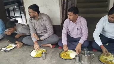 #टिकारी प्रखंड के #सिमुआरा स्थित मध्य विद्यालय में एमडीएम के तहत मिड डे मील का स्वाद व गुणवत्ता का परीक्षण करते एसडीएम कुंदन प्रवीण के साथ बीडीओ, मुखिया व अन्य अधिकारी।