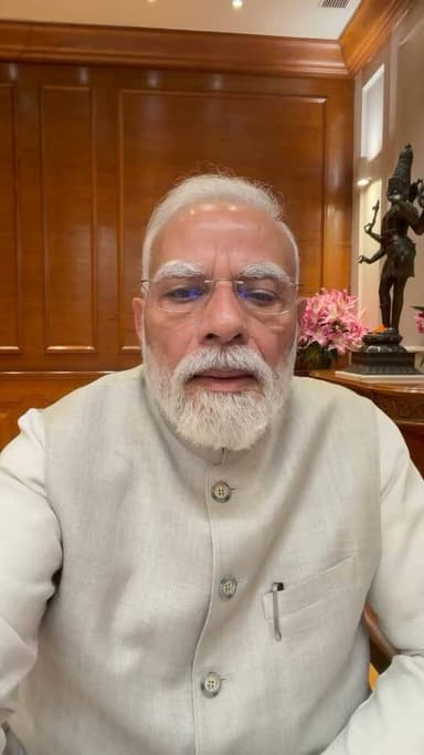 पीएम मोदी का वीडियो संदेश
"मैं बच्चों को माफ़ करना चाहता हूं"
लोकतांत्रिक मर्यादा बनाए रखने की अपील
बयान के बाद सियासी और सामाजिक प्रतिक्रियाएं तेज
जंतर-मंतर पर कथित अभद्र टिप्पणियों के मुद्दे पर प्रधानमंत्री नरेंद्र मोदी ने एक वीडियो संदेश जारी किया है। वीडियो में उन्होंने कहा कि वह बच्चों को माफ़ करना चाहते हैं, लेकिन लोकतांत्रिक मर्यादा और सार्वजनिक संवाद की गरिमा बनाए रखना सभी की जिम्मेदारी है। प्रधानमंत्री के इस बयान के बाद राजनीतिक और सामाजिक हलकों में प्रतिक्रियाओं का दौर जारी है।
प्रधानमंत्री नरेंद्र मोदी ने अपने वीडियो संदेश में कहा कि वह बच्चों को माफ़ करना चाहते हैं, लेकिन किसी भी व्यक्ति, परिवार या मां के प्रति अपमानजनक भाषा का इस्तेमाल स्वीकार्य नहीं हो सकता। उन्होंने संवाद में संयम और लोकतांत्रिक मूल्यों का पालन करने की अपील की।
प्रधानमंत्री के इस वीडियो के सामने आने के बाद विभिन्न राजनीतिक दलों, सामाजिक संगठनों और सार्वजनिक हस्तियों की ओर से अलग-अलग प्रतिक्रियाएं सामने आ रही हैं। यह मुद्दा सोशल मीडिया पर भी चर्चा का विषय बना हुआ है।