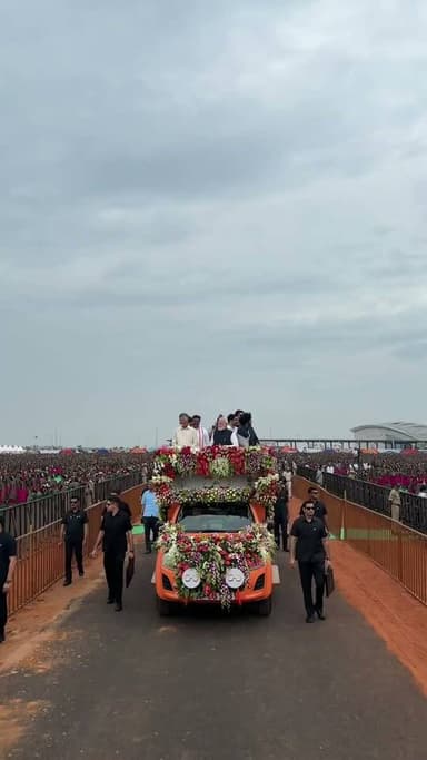 वन्दे भारत लाइव न्यूज़ :भारत के लोगों का प्रधानमंत्री नरेंद्र मोदी के प्रति स्नेह और विश्वास ऐसे भव्य आयोजनों में स्पष्ट दिखाई देता है।
भोगापुरम हवाई अड्डे के उद्घाटन अवसर पर 13,000 से अधिक छात्रों ने पारंपरिक धीमसा (Dhimsa) नृत्य की मनमोहक प्रस्तुति दी।
यह अद्भुत आयोजन आंध्र प्रदेश के लोगों के आत्मीय स्वागत और उत्साह का प्रतीक बना। साथ ही, इसने यह भी दर्शाया कि प्रधानमंत्री मोदी को भारत की हर पीढ़ी से व्यापक समर्थन और स्नेह प्राप्त है।
देखिए यह विशेष वीडियो।