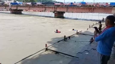 हरिद्वार गंगा की तेज धारा में बह रहे 15 वर्षीय शिवभक्त का किया गया रेस्क्यू,पीएसी आपदा राहत दल ने बचाई जान
हरिद्वार में कांवड़ मेले के दौरान 40वीं वाहिनी पीएसी के आपदा राहत दल की सतर्कता और त्वरित कार्रवाई से एक बड़ा हादसा टल गया। विष्णु घाट पर स्नान के दौरान पंजाब के पटियाला निवासी 15 वर्षीय शिवभक्त भाविश का पैर फिसल गया और वह गंगा की तेज धारा में बहने लगा।घटना की सूचना मिलते ही कांवड़ मेला बचाव सुरक्षा ड्यूटी में तैनात 40वीं वाहिनी पीएसी के आपदा राहत दल ने बिना देर किए रेस्क्यू अभियान शुरू किया। जवानों ने तेज बहाव के बीच साहस और सूझबूझ का परिचय देते हुए किशोर को सुरक्षित गंगा से बाहर निकाल लिया। रेस्क्यू के बाद मौके पर मौजूद श्रद्धालुओं ने उत्तराखंड पुलिस और पीएसी के जवानों की तत्परता, साहस और सेवा भावना की जमकर सराहना की। समय रहते की गई कार्रवाई से एक शिवभक्त की जान बच गई और संभावित बड़ा हादसा टल गया।उधर,पुलिस और प्रशासन ने श्रद्धालुओं से अपील की है कि गंगा में स्नान करते समय सुरक्षा नियमों का पालन करें,केवल निर्धारित घाटों पर ही स्नान करें और तेज बहाव वाले क्षेत्रों से दूर रहें। आपकी सावधानी ही आपकी सुरक्षा है।