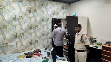 *सूने घर का ताला तोड़ 10 लाख की चोरी, 6 लाख नकद और 4 तोला सोना ले गए बदमाश*
*परिवार गांव गया था, पड़ोसी ने सुबह टूटा ताला देखा*
सतना। शहर के नजीराबाद इलाके में सूने मकान को निशाना बनाकर अज्ञात बदमाशों ने करीब 10 लाख रुपए की चोरी की वारदात को अंजाम दिया। बदमाश घर का ताला तोड़कर अंदर घुसे और अलमारी का लॉकर तोड़कर 6 लाख रुपए नकद, करीब 4 तोला सोने के जेवरात तथा चांदी के आभूषण लेकर फरार हो गए। घटना शुक्रवार-शनिवार की दरमियानी रात की बताई जा रही है।
पुलिस के मुताबिक मकान मालिक अकील खान परिवार के साथ गांव गए हुए थे। शनिवार सुबह पड़ोसी ने घर का मुख्य ताला टूटा देखा और इसकी सूचना दी। जानकारी मिलते ही अकील परिवार सहित वापस लौटे तो घर के सभी कमरों का सामान बिखरा पड़ा मिला। अलमारी का लॉकर टूटा हुआ था और उसमें रखी नकदी व जेवरात गायब थे। अकील खान ने बताया कि उनकी बेटी भी घर आई हुई थी और उसके सोने के जेवरात भी चोरी हो गए। नगदी और गहनों सहित करीब 10 लाख रुपए का नुकसान हुआ है।
सूचना मिलने पर कोतवाली थाना प्रभारी रावेन्द्र द्विवेदी पुलिस बल के साथ मौके पर पहुंचे। साइबर सेल और एफएसएल टीम ने घटनास्थल का निरीक्षण कर साक्ष्य जुटाए। पुलिस घर और आसपास लगे सीसीटीवी कैमरों के फुटेज खंगाल रही है तथा अज्ञात चोरों की तलाश में जुट गई है।
