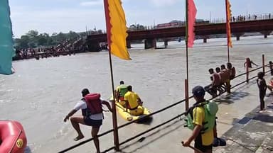 ब्रेकिंग न्यूज़/हरिद्वार
हरिद्वार के कांगड़ा घाट पर गंगा के तेज बहाव में फंसा युवक, जल पुलिस और SDRF ने मिलकर बचाई जान।
रामपुर निवासी 22 वर्षीय महेंद्र स्नान के दौरान बहाव की चपेट में आकर गंगा में फंस गया था, मौके पर मौजूद रेस्क्यू टीम ने तुरंत मोर्चा संभाला।
जल पुलिस और SDRF के जवानों ने संयुक्त अभियान चलाकर युवक तक पहुंच बनाई और सुरक्षित बाहर निकाल लिया।
समय रहते हुए रेस्क्यू से बड़ा हादसा टला, युवक को सुरक्षित बाहर निकालने के बाद आवश्यक सहायता दी गई।
कांवड़ मेले के बीच हरिद्वार पुलिस और SDRF की गंगा घाटों पर लगातार निगरानी, श्रद्धालुओं से तेज बहाव वाले स्थानों पर स्नान न करने की अपील।