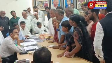 साहब... मेरे नाना को न्याय दिला दीजिए"—संपूर्ण समाधान दिवस में मासूम की गुहार
#देवरिया। रुद्रपुर तहसील में शनिवार को आयोजित संपूर्ण समाधान दिवस उस समय भावुक हो उठा, जब एक मासूम बच्चा अपने परिजनों के साथ जिलाधिकारी के सामने पहुंचा और भर्राई आवाज में बोला, "साहब... मेरे पापा को न्याय दिला दीजिए।" बच्चे की यह मार्मिक गुहार सुनकर वहां मौजूद अधिकारी, कर्मचारी और फरियादी भी कुछ पल के लिए भावुक हो गए।
दरअसल, दो दिन पहले रामप्रीत साहनी की सड़क दुर्घटना में मौत हो गई थी। परिजनों का आरोप है कि यह हादसा एक पुलिसकर्मी के वाहन की टक्कर से हुआ। घटना के विरोध में ग्रामीणों और परिजनों ने इकौना थाना क्षेत्र के बजरंग चौराहे पर शव रखकर सड़क जाम कर प्रदर्शन भी किया था। उनका कहना है कि अब तक दोषी के खिलाफ अपेक्षित कार्रवाई नहीं हुई है।
शनिवार को पीड़ित परिवार न्याय की मांग लेकर संपूर्ण समाधान दिवस में पहुंचा। इस दौरान साथ आए मासूम बच्चे ने भी जिलाधिकारी से अपनी बात कहने की इच्छा जताई। जब परिजन उसे रोकने लगे तो जिलाधिकारी ने स्वयं उसे बोलने का अवसर दिया। बच्चे ने मासूमियत के साथ अपने पिता को न्याय दिलाने और दोषी के खिलाफ कड़ी कार्रवाई की मांग की।
मामले की गंभीरता को देखते हुए जिलाधिकारी ने पीड़ित परिवार को निष्पक्ष जांच का भरोसा दिलाते हुए कहा कि जांच के आधार पर नियमानुसार कार्रवाई सुनिश्चित की जाएगी।
#deoria #deorianews DM Deoria