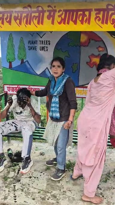 नैनीताल:- रामगढ़ के सतौली गांव में बाहरी युवकों ने महिलाओं व युवतियों के साथ करी छेड़छाड़- महिलाओं ने मुंह मे पोती काली स्याही-जमकर लगाया लगाया बिच्छू
#नैनीताल #रामगढ़ #वॉयरल #वीडियो