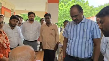 फिरोजाबाद जिलाधिकारी तहसील टूंडला में किसानों के पास पहुंचे तथा समस्याओं को सुना और अधिकारियों को उनकी समस्याओ को निस्तारण करने के निर्देश दिए।
