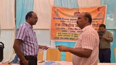 टूण्डला तहसील में जागरूकता शिविर का किया निरीक्षण करते जिलाधिकारी फिरोजाबाद संतोष कुमार शर्मा दिये दिशा निर्देश।