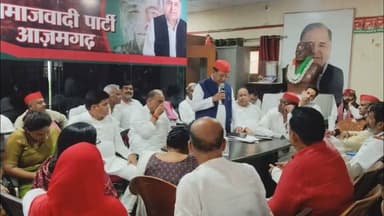 सपा की मासिक बैठक संपन्न सपा नेता हवलदार यादव ने 2027 में अखिलेश यादव को मुख्यमंत्री बनाने के लिए कार्यकर्ताओं में भरा जोश