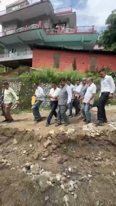 उप मुख्यमंत्री मुकेश अग्निहोत्री ने चंबा विधानसभा क्षेत्र के फ्लैश फ्लड प्रभावित क्षेत्र ओबड़ी का दौरा किया।
रिहायशी क्षेत्र को हुए नुकसान को स्थानीय विधायक की माँग पर 50 लाख जारी करने का किया एलान।
#MukeshAgnihotri #DeputyCM #Chamba #Obri #FlashFlood #DisasterRelief #HimachalPradesh #HimachalNews #ReliefFund #PublicService