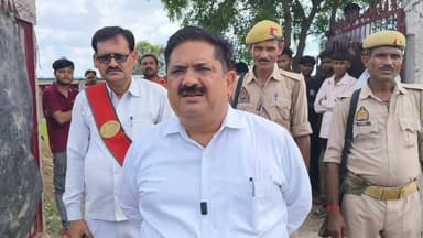 🚨 हमीरपुर: आतिशबाजी कारखाने में धमाका
मुस्करा थाना क्षेत्र के इमिलिया गांव स्थित आतिशबाजी कारखाने में जोरदार धमाका होने से कई लोगों के घायल होने की सूचना। धमाके की आवाज से गांव में दहशत फैल गई। सूचना पर पुलिस, राजस्व विभाग और फायर ब्रिगेड की टीम मौके पर पहुंचकर राहत एवं बचाव कार्य में जुटी है। हादसे के कारणों की जांच जारी।
#Hamirpur #Muskara #BreakingNews #Explosion #FirecrackerFactory #UttarPradesh #HamirpurTimes