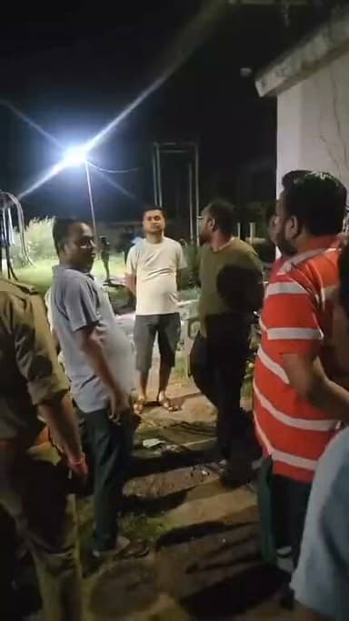 राठ में बिजली कटौती पर भाजपा जिला पंचायत सदस्य और SDO के बीच तीखी नोकझोंक का वीडियो वायरल
बिजली कटौती और अधिकारियों के CUG नंबर बंद रहने के आरोप, सोशल मीडिया पर वीडियो बना चर्चा का विषय
राठ (हमीरपुर)। राठ कस्बे में लंबे समय से जारी बिजली कटौती और बिजली विभाग की कार्यशैली को लेकर भाजपा जिला पंचायत सदस्य बैंदो (महोबा) मृत्युंजय प्रताप (शनि) एवं राठ विद्युत उपखंड अधिकारी सतेन्द्र कुमार के बीच हुई तीखी बातचीत का वीडियो सोशल मीडिया पर तेजी से वायरल हो रहा है।
जिला पंचायत सदस्य मृत्युंजय प्रताप ने आरोप लगाया कि लगातार बिजली कटौती से आम जनता परेशान है। उनका यह भी कहना है कि विभागीय अधिकारियों के CUG नंबर अक्सर बंद रहते हैं, जिससे उपभोक्ताओं की शिकायतें समय पर नहीं सुनी जातीं और लोगों को काफी कठिनाइयों का सामना करना पड़ता है।
वीडियो वायरल होने के बाद सोशल मीडिया पर कई स्थानीय लोगों ने जिला पंचायत सदस्य के समर्थन में प्रतिक्रिया दी। कई लोगों का कहना है कि बिजली व्यवस्था को लेकर यह मुद्दा पहले ही उठाया जाना चाहिए था। वहीं, कुछ उपभोक्ताओं ने भी बिजली विभाग की कार्यशैली पर सवाल उठाते हुए अपनी नाराजगी जाहिर की है।
हालांकि, वायरल वीडियो में लगाए गए आरोपों पर बिजली विभाग की ओर से आधिकारिक प्रतिक्रिया सामने नहीं आई है।
Dvvnl Hamirpur UPPCL