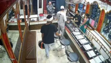 लोहरदगा की एक ज्वेलरी दुकान की है घटना है किस तरह से दुकानदार ने हिम्मत दिखाई है ।सोशल मीडिया में खूब ट्रेंड कर रहा है।