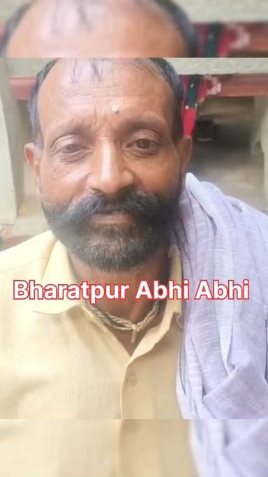 #पुरानी_रंजिश_को_लेकर_झड़प..
भरतपुर। डीग कोतवाली थाना क्षेत्र के इकलेरा गांव में शनिवार को पुरानी रंजिश ने हिंसक रूप ले लिया, जहां वासुदेव और केहरी गुर्जर पक्ष आपस में भिड़ गए। दोनों पक्षों के बीच हुई इस झड़प के दौरान एक थार गाड़ी के साथ तोड़फोड़ और वासुदेव पक्ष द्वारा केहरी पक्ष पर कथित तौर पर घर पर चढ़ाई कर फायरिंग करने के आरोप भी लगे हैं। इस हिंसा में रामहारि (35) नामक युवक गंभीर रूप से घायल हो गया, जिसे तुरंत डीग के जिला अस्पताल ले जाया गया, जहां उसका इलाज चल रहा है और स्थिति पर डॉक्टर लगातार नजर बनाए हुए हैं। घटना की सूचना मिलते ही गांव में उपजे भारी तनाव को देखते हुए एहतियात के तौर पर पुलिस ने निगरानी बढ़ा दी है। हालात की गंभीरता को देखते हुए मौके पर क्यूआरटी और डीएसटी की टीमों को तैनात किया गया है। हालांकि पुलिस के पहुंचने से पहले ही अधिकांश आरोपी मौके से फरार हो चुके थे, जिनकी तलाश में पुलिस गांव और आसपास के इलाकों में लगातार दबिश दे रही है। पुलिस ने मौके से एक थार गाड़ी को जब्त कर लिया है और पूरे मामले की जांच शुरू कर दी है।