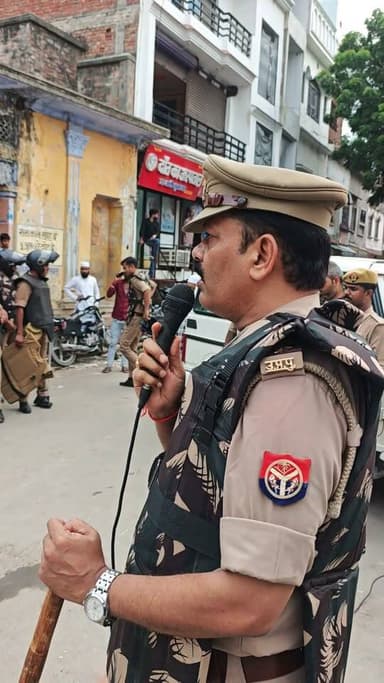 मऊ: सावन और आगामी त्योहारों को लेकर एसपी के नेतृत्व में शहर में पुलिस का पैदल मार्च
#खबरेंअभीतक #KhabareAbhiTak #MauPolice #Sawan