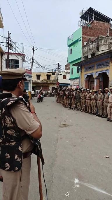 सावन और आगामी पर्व को लेकर शहर के संस्कृत पाठशाला से पैदल गस्त की तैयारी