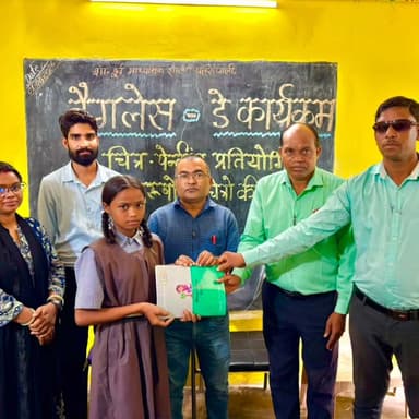 बैगलेस डे पर महापुरुषों से प्रेरणा
शासकीय पूर्व माध्यमिक शाला पतरापाली में आयोजित बैगलेस डे के दौरान विद्यार्थियों ने महापुरुषों की पेंटिंग बनाई, मुखौटा प्रस्तुति के माध्यम से उनके व्यक्तित्व का जीवंत प्रदर्शन किया और उनके आदर्शों से प्रेरणा ली। रचनात्मक गतिविधियों ने बच्चों में आत्मविश्वास, अभिव्यक्ति क्षमता एवं राष्ट्रप्रेम की भावना को सशक्त किया।
#BaglessDay #Surajpur #CreativeLearning #SchoolEducation
@chhattisgarhcmo @dpr.chhattisgarh @eduminofindia