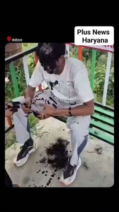 उत्तराखंड के नैनीताल जिले के मुक्तेश्वर में युवतियों से कथित छेड़छाड़ का मामला सामने आया। आरोप है कि अभद्र टिप्पणियों से परेशान युवतियों ने साहस दिखाते हुए दोनों युवकों को बीच सड़क पर पकड़ लिया। शोर सुनकर पहुंचे ग्रामीणों ने भी विरोध जताया। घटना का वीडियो सोशल मीडिया पर वायरल है। पुलिस का कहना है कि मामले की जांच की जा रही है और शिकायत मिलने पर कानूनी कार्रवाई की जाएगी #Uttarakhand | #ViralVideo