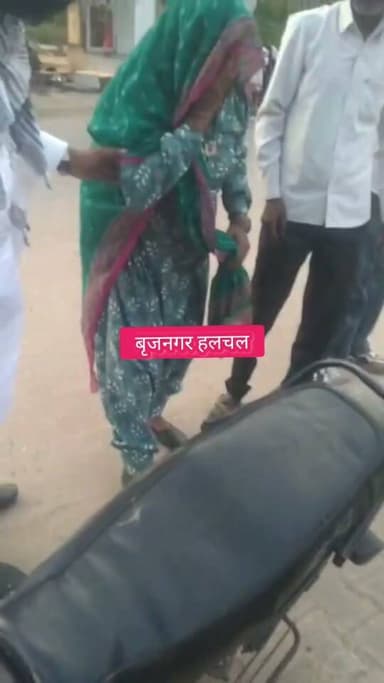 #स्पीड_ब्रेकर_पर_हादसा
#बड़ा_जम्प_स्पीड_ब्रेकर_असंतुलित_होते_है_वाहन__
#बाइक_सवार_ओर_महिला_हुई_घायल__
#आते_दिन_होते_रहते_है_हादसे
#पूर्व_पार्षद_प्रतिनिधि_बबली_खान_घायलो_मदद_कर_दी_जानकारी__
#सीकरी_रोड_उपखंड_कार्यालय_पास_की_है_घटना__
#बृजनगर_______________