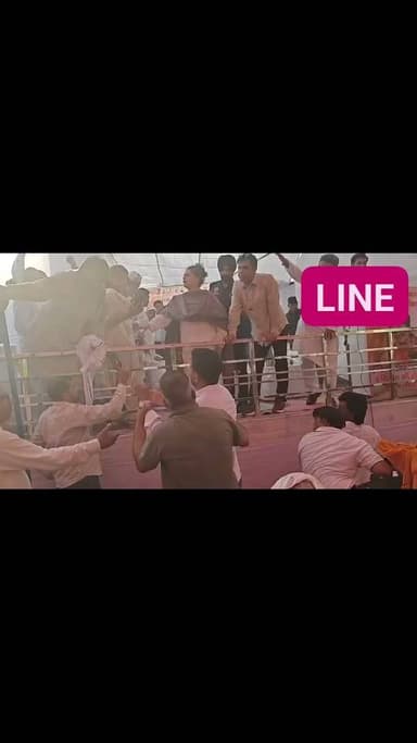 महम के सीसर खास गांव में हुए सिंचाई मंत्री श्रुति चौधरी के कार्यक्रम में स्टेज पर चढ़ने को लेकर बीजेपी उम्मीदवार दीपक हुड्डा और पूर्व सांसद जांगड़ा के बीच हुई कहासुनी। दीपक हुड्डा को कार्यक्रम में स्टेज पर चढ़ने से रोका।
