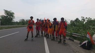 सावन की आस्था के बीच समस्तीपुर समेत विभिन्न जिलों के दर्जनों युवा श्रद्धालु स्केटिंग करते हुए बाबा बैद्यनाथ धाम, देवघर के लिए रवाना हुए। शनिवार को श्रद्धालु श्रीकृष्ण सेतु पुल होते हुए सुल्तानगंज की ओर बढ़े। युवाओं ने बताया कि उनकी यात्रा 30 जुलाई से शुरू हुई है और शनिवार को वे सुल्तानगंज पहुंचेंगे। वहां रात्रि विश्राम और भ्रमण के बाद रविवार सुबह उत्तरवाहिनी गंगा से जल भरकर देवघर के लिए प्रस्थान करेंगे। #MungerDistrict #मुंगेर #bihar #ShravaniMela #BolBam #Kanwariya #BabaDham #HarHarMahadev #LordShiva #Kanwariya #UniqueKanwar #ShivParvati #KanwarYatra #Devghar #Faith #SpiritualJourney #Munger