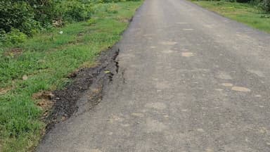 चंदवारा प्रखंड के पथलगड्डा पंचायत का मामला, उच्चस्तरीय जांच और दोषियों पर कार्रवाई की मांग
चंदवारा प्रखंड अंतर्गत पथलगड्डा पंचायत में प्रधानमंत्री ग्राम सड़क योजना के तहत हाल ही में बनी लगभग चार किलोमीटर लंबी सड़क पहली ही बारिश में कई स्थानों पर धंसने लगी है। सड़क के किनारे मिट्टी भराई और समतलीकरण ठीक से नहीं होने के कारण बरसात शुरू होते ही किनारे टूटने लगे, जिससे निर्माण कार्य की गुणवत्ता पर सवाल उठने लगे हैं।ग्रामीणों का शनिवार को 12 बजे कहना है कि निर्माण कार्य के दौरान ही गुणवत्ता को लेकर आपत्ति जताई गई थी, लेकिन संबंधित अधिकारियों और जनप्रतिनिधियों ने शिकायतों को गंभीरता से नहीं लिया। अब सड़क के कई हिस्सों में किनारे धंसने और गड्ढे बनने से राहगीरों के साथ-साथ स्कूली बच्चों और स्थानीय लोगों के लिए आवागमन जोखिम भरा हो गया है।ग्रामीणों ने आरोप लगाया कि निर्माण कार्य पूरा होने के बाद ठेकेदार ने भुगतान प्राप्त कर लिया, जबकि सड़क कुछ ही महीनों में क्षतिग्रस्त होने लगी। उन्होंने निर्माण कार्य की उच्चस्तरीय तकनीकी जांच, दोषी ठेकेदार एवं संबंधित अधिकारियों पर कार्रवाई तथा सड़क की शीघ्र मरम्मत कर सुरक्षित आवागमन सुनिश्चित करने की मांग की है।