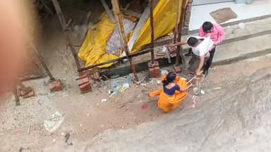 छेड़छाड़ का विरोध करने पर महिला व परिजनों से मारपीट, जान से मारने की धमकी देने का आरोप
झुमरी तिलैया। तिलैया थाना क्षेत्र के माईका गली निवासी एक महिला ने कुछ लोगों पर घर में घुसकर मारपीट, छेड़छाड़, लूटपाट और जान से मारने की धमकी देने का आरोप लगाते हुए तिलैया थाना में लिखित शिकायत दर्ज कराई है।आवेदन में रुबी देवी, पति मनोज मोदी ने बताया है कि वह सिलाई-कढ़ाई का काम कर अपने परिवार का भरण-पोषण करती हैं। उनके अनुसार, दुकान में अकेली होने के दौरान दीपक मोदी ने उनके साथ छेड़छाड़ की। विरोध करने पर शोर सुनकर उनके भाई विनय कुमार पहुंचे। इसी दौरान आरोप है कि सुभाष मोदी, चंपा देवी सहित अन्य लोग लाठी-डंडे लेकर पहुंचे और उनके तथा उनके बड़े भाई के साथ मारपीट की। घटना में उनके सिर पर चोट लगी, जबकि उनके बड़े भाई का दांत टूट गया।शिकायत में यह भी आरोप लगाया गया है कि बाद में आरोपितों ने उनके छोटे भाई विकास मोदी की दुकान पर पहुंचकर गाली-गलौज की, जान से मारने की धमकी दी तथा गले की चेन और सिलाई दुकान में रखे करीब दो हजार रुपये भी ले गए।पीड़िता ने आवेदन में बताया है कि घटना की सूचना मिलने पर पुलिस पहुंची और उन्हें इलाज के लिए सदर अस्पताल भेजा गया। उन्होंने तिलैया थाना पुलिस से मामले की निष्पक्ष जांच कर दोषियों के विरुद्ध कानूनी कार्रवाई की मांग की है।