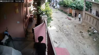 लखनऊ: घर के बाहर खेल रहे मासूम पर गाय का हमला, गंभीर हालत में सिविल अस्पताल रेफर
राजधानी लखनऊ के अर्जुनगंज इलाके में घर के बाहर खेल रहे एक मासूम बच्चे पर अचानक एक आवारा गाय ने हमला कर दिया। घटना सीसीटीवी कैमरे में कैद हो गई, जिसमें गाय बच्चे को जोरदार टक्कर मारते हुए दिखाई दे रही है। हमले में बच्चा गंभीर रूप से घायल हो गया।
घटना के तुरंत बाद परिजन और आसपास के लोग मौके पर पहुंचे तथा घायल बच्चे को इलाज के लिए नजदीकी अस्पताल ले गए। प्राथमिक उपचार के बाद डॉक्टरों ने उसकी गंभीर स्थिति को देखते हुए सिविल अस्पताल रेफर कर दिया।घटना के बाद क्षेत्र में आवारा पशुओं की बढ़ती समस्या को लेकर लोगों में नाराजगी है। स्थानीय निवासियों ने नगर निगम और प्रशासन से आवारा पशुओं पर नियंत्रण के लिए ठोस कार्रवाई की मांग की है, ताकि भविष्य में इस तरह की घटनाओं को रोका जा सके।
