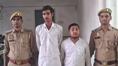 मेरठ में फर्जी पुलिस चौकी का भंडाफोड़, नकली CO, दरोगा और सिपाही गिरफ्तार
मेरठ। उत्तर प्रदेश के मेरठ जिले के टीपी नगर थाना क्षेत्र में पुलिस ने एक फर्जी पुलिस चौकी का पर्दाफाश किया है। कार्रवाई के दौरान पुलिस ने खुद को पुलिस अधिकारी बताने वाले नकली CO, नकली दरोगा और नकली सिपाही समेत कई आरोपियों को गिरफ्तार किया है।पुलिस जांच में चौकी से अपराध रजिस्टर, एफआईआर रजिस्टर सहित कई दस्तावेज भी बरामद हुए हैं, जिन्हें देखकर यह पूरी तरह वास्तविक पुलिस चौकी जैसी प्रतीत होती थी। आरोप है कि आरोपी लोगों को पुलिस कार्रवाई का डर दिखाकर अपने ठिकाने पर बुलाते थे। एक व्यक्ति का अपहरण कर उसे बंधक बनाया गया, उसके साथ मारपीट की गई और रंगदारी भी वसूली गई।प्रारंभिक जांच में सामने आया है कि इस फर्जी पुलिस चौकी का सरगना राहुल पाल नाम का व्यक्ति है, जो एक बड़े डिजिटल न्यूज ब्रांड में पूर्व पत्रकार रह चुका है। आरोप है कि वह थाने आने वाले पीड़ितों को अपने जाल में फंसाकर उनसे अवैध वसूली करता था।फिलहाल पुलिस ने सभी आरोपियों को हिरासत में लेकर पूछताछ शुरू कर दी है। मामले में कई गंभीर धाराओं में मुकदमा दर्ज किया गया है और यह भी जांच की जा रही है कि इस गिरोह ने अब तक कितने लोगों को अपना शिकार बनाया।