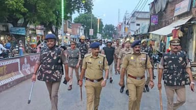 मऊ शहर में एसपी कमलेश बहादुर के नेतृत्व में पैदल गस्त