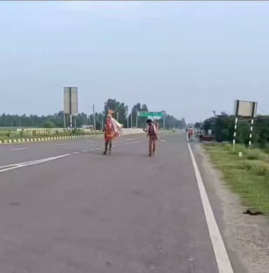 स्केटिंग करते हुए बिहार से हरिद्वार जा रहे कांवड़िये हरदोई पहुंचे
हरदोई। बिहार के छपरा जिले से स्केटिंग के माध्यम से कांवड़ यात्रा पर निकले तीन युवा शनिवार को हरदोई पहुंचे। शहर कोतवाली क्षेत्र में उनकी मुलाकात स्थानीय लोगों और मीडिया से हुई। युवाओं ने बताया कि वे स्केटिंग करते हुए हरिद्वार पहुंचेंगे और वहां से गंगाजल लेकर वापस अपने गृह जनपद लौटेंगे।यात्रियों ने बताया कि वे हरदोई में रात्रि विश्राम करने के बाद अगले दिन सुबह हरिद्वार के लिए रवाना होंगे। स्केटिंग के जरिए लंबी दूरी की कांवड़ यात्रा कर रहे इन युवाओं को देखने के लिए लोगों में काफी उत्साह देखने को मिला।कांवड़ियों के अनुसार पूरी यात्रा के दौरान प्रशासन की ओर से सुरक्षा और आवश्यक सहयोग मिल रहा है। उन्होंने कहा कि यात्रा अब तक सुरक्षित और व्यवस्थित तरीके से आगे बढ़ रही है। उनकी अनोखी कांवड़ यात्रा लोगों के बीच आकर्षण का केंद्र बनी हुई है।
