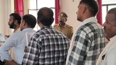 शाहजहांपुर (कलान)जिला अधिकारी धर्मेंद्र प्रताप सिंह संपूर्ण समाधान दिवस पर सुनते जनता की समस्या