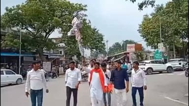 हिंदू जागरण मंच के कार्यकर्ताओं ने फूंका सांसद पप्पू यादव और धर्मेंद्र यादव का पुतला किया विरोध प्रदर्शन