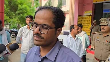 स्कूल बस दुर्घटना में घायलों का हालचाल लेने जिला अस्पताल पहुंचे जिलाधिकारी एवं पुलिस अधीक्षक
सेठ मूलचंद विद्या मंदिर, कर्वी की छात्रों को घर ले जा रही स्कूल बस कालूपुर के पास अनियंत्रित होकर एक पेड़ से टकरा गई, जिससे चालक, खलासी एवं छात्रों को मामूली रूप से घायल हो गए।
सूचना मिलते ही जिलाधिकारी पुलकित गर्ग एवं पुलिस अधीक्षक अरुण कुमार सिंह तत्काल घटनास्थल पर पहुंचे तथा बाद में जिला अस्पताल पहुंचकर भर्ती छात्रों एवं चालक के स्वास्थ्य की जानकारी ली और बेहतर उपचार के निर्देश दिए।
जिलाधिकारी ने यात्री एवं माल कर अधिकारी को संबंधित वाहन संचालक के विरुद्ध नोटिस जारी करने तथा जांच में लापरवाही पाए जाने पर चालक का ड्राइविंग लाइसेंस निरस्त कराने की कार्रवाई सुनिश्चित करने के निर्देश दिए।