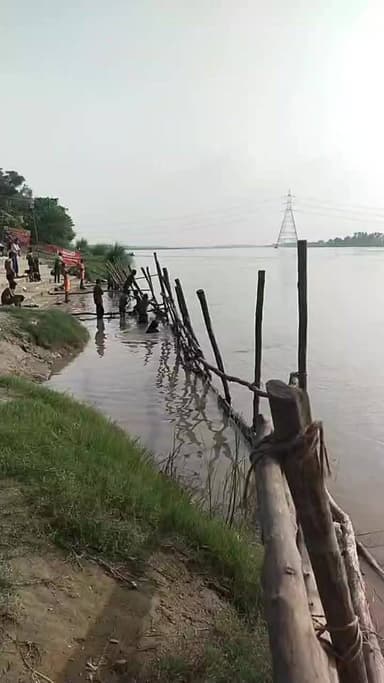 सावन मास मेल को लेकर प्रशासन हुआ अलर्ट सनौली यमुना पुल पर प्रशासन ने लगाई बैरिकेड श्रद्धालुओं से अपील करते हैं कि ज्यादा पानी में स्नान करने ना जाए