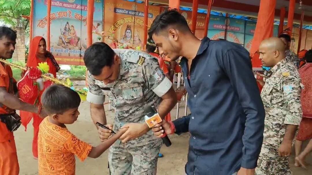 दुम्मा बॉर्डर पर झारखंड पुलिस की सराहनीय पहल!#JharkhandPolice #DummaBorder #ShravaniMela