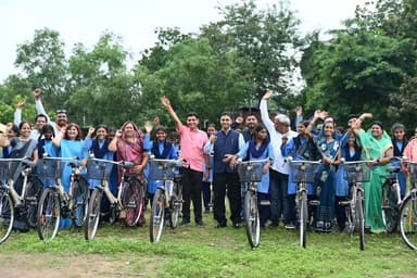 "बेटियों के सपनों को मिली नई उड़ान"
विष्णु सरकार की सरस्वती साइकिल योजना के तहत चांपा स्कूल में 73 छात्राओं को साइकिलें वितरित की गईं। यह पहल बेटियों की शिक्षा को सुगम बनाने, आत्मनिर्भरता बढ़ाने और उनके उज्ज्वल भविष्य की मजबूत नींव है।
#Balodabazar
#सरस्वती_साइकिल_योजना
#CycleDistribution
#ViksitChhattisgarh
#GoodGovernance