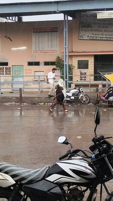 आधे शहर में बारिश, आधा रतनगढ़ रहा सूखा