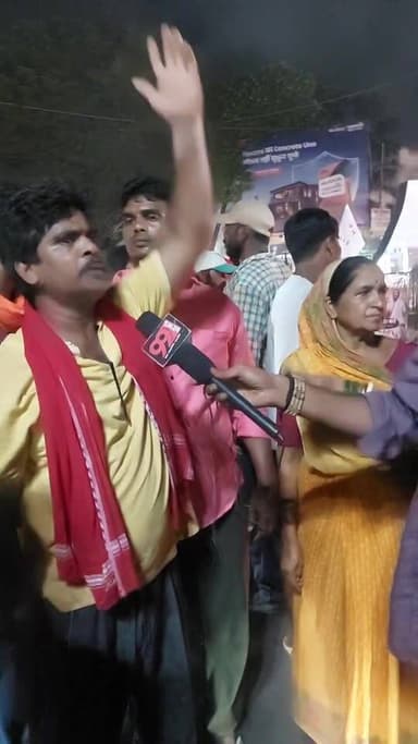 #धनबाद के रणधीर वर्मा चौक पर लोगों का प्रदर्शन,
मृतक का श'व रख लोग कर रहे हैं प्रदर्शन,