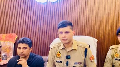 शाहजहांपुर - गौतम मौर्या हत्याकांड मामले में आक्रोशित परिवार से एसपी सौरभ दीक्षित ने वार्ता कर उनको शांत कराया। करीब आठ घंटे बाद जाम खुलवाया गया। तिलहर विधायक सलोना कुशवाहा ने मुआवजा दिलवाने और आरोपियो पर सख्त कार्रवाई कराने की ली जिम्मेदारी।