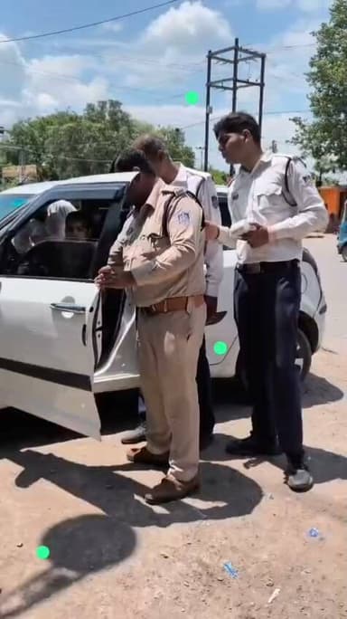 सतना। सिविल लाइन चौराहे में ट्रैफिक पुलिस द्वारा वाहनों को सघन चेकिंग करते हुए। जिसमें दो पहिया एवं चार पहिया वाहनों के नंबर प्लेट, ब्लैक फिल्म, ड्राइविंग लाइसेंस सहित संपूर्ण दस्तावेज जांच किया गया। इस दौरान ट्रैफिक प्रभारी पूनम रावत सहायक उप निरीक्षक लाखन पंडा सहित पुलिस स्टाफ मौजूद रहा।