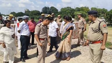 फतेहपुर में बांदा को जोड़ने वाला तुर्की पुल 6 महीने से पड़ा बंद।
DM निधि गुप्ता वत्स और SP ने मौके पर पहुंचकर स्थिति का निरीक्षण किया।
मिट्टी धसने से आवागमन पूरी तरह ठप है।
DM ने अधिकारियों को शीघ्र निर्माण करवाकर पुल चालू करने के निर्देश दिए हैं।
#Fatehpur #Kishanpur #TurkiPul #DMNidhiGupta #Banda