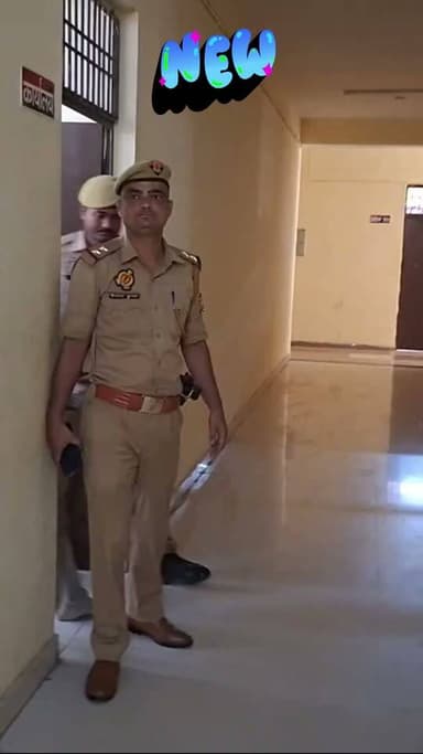 जसवंतनगर में अवैध तमंचे के साथ युवक गिरफ्तार | नगला नरिया के पास पुलिस की बड़ी कार्रवाई
जसवंतनगर थाना पुलिस ने गश्त और चेकिंग अभियान के दौरान नगला नरिया के पास एक युवक को अवैध तमंचे के साथ गिरफ्तार किया। पुलिस के अनुसार आरोपी के कब्जे से एक अवैध तमंचा बरामद हुआ। उसके खिलाफ आर्म्स एक्ट के तहत मुकदमा दर्ज कर न्यायालय में पेश किया गया, जहां से उसे न्यायिक अभिरक्षा में जेल भेज दिया गया।
पुलिस आरोपी से पूछताछ कर रही है। यह पता लगाया जा रहा है कि उसके पास अवैध हथियार कहां से आया और वह उसे किस उद्देश्य से लेकर घूम रहा था। साथ ही उसके आपराधिक इतिहास की भी जांच की जा रही है।
पुलिस का कहना है कि क्षेत्र में अवैध हथियारों के खिलाफ अभियान लगातार जारी रहेगा।
👉 ऐसी ही स्थानीय और ताज़ा खबरों के लिए हमारे चैनल को Subscribe करें, वीडियो को Like करें और अपने दोस्तों के साथ Share करें।
#जसवंतनगर #इटावा #नगलानरिया #यूपीपुलिस #आर्म्सएक्ट #अवैधतमंचा #CrimeNews #BreakingNews #UPNews #EtawahNews #DPSChannel #MohammadAsifKhan