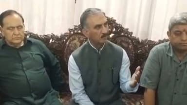 आपदा के समय कांग्रेस सरकार ने किया बेहतरीन कार्य, हर प्रभावित तक पहुंची राहत : मुख्यमंत्री सुखविंदर सिंह सुक्खू
सबहेड:
चंबा अस्पताल के लिए 250 करोड़ रुपये स्वीकृत, आज करेंगे 200 बिस्तरों वाले अस्पताल भवन का लोकार्पण; भाजपा पर साधा निशाना, बोले—तीन दिन चंबा में रहकर विकास कार्यों की करेंगे समीक्षा।
हिमाचल 84 टीवी ब्यूरो चंबा, 1 अगस्त।
मुख्यमंत्री ठाकुर सुखविंदर सिंह सुक्खू ने चंबा पहुंचने के बाद आयोजित प्रेस वार्ता में कहा कि प्रदेश सरकार ने पिछले वर्ष आई प्राकृतिक आपदा के दौरान पूरी संवेदनशीलता और तत्परता के साथ राहत एवं बचाव कार्य किए। उन्होंने कहा कि सरकार का पूरा तंत्र आपदा प्रभावित लोगों के बीच लगातार सक्रिय रहा और किसी भी स्तर पर राहत कार्यों में कमी नहीं आने दी गई।
मुख्यमंत्री ने कहा कि आपदा के दौरान प्रदेश के राजस्व मंत्री, विधानसभा अध्यक्ष तथा स्थानीय विधायक लगातार 14 दिनों तक प्रभावित क्षेत्रों में मौजूद रहे और हालात पर स्वयं नजर रखी। उन्होंने बताया कि सरकार ने हेलीकॉप्टर सेवा भी उपलब्ध करवाई तथा दुर्गम क्षेत्रों तक राहत सामग्री और आवश्यक सहायता पहुंचाने के हरसंभव प्रयास किए।
उन्होंने कहा कि प्रदेश सरकार स्वास्थ्य सेवाओं को सुदृढ़ करने के लिए प्रतिबद्ध है। इसी कड़ी में चंबा मेडिकल कॉलेज अस्पताल के विस्तार के लिए लगभग 250 करोड़ रुपये स्वीकृत किए गए हैं। उन्होंने बताया कि वह शनिवार को मेडिकल कॉलेज परिसर में 200 बिस्तरों वाले नए अस्पताल भवन का लोकार्पण करेंगे, जिससे पूरे चंबा जिले के लोगों को बेहतर स्वास्थ्य सुविधाएं उपलब्ध होंगी।
मुख्यमंत्री ने कहा कि वह अंतरराष्ट्रीय मिंजर मेले के समापन समारोह में भाग लेने के लिए एक दिन पहले ही चंबा पहुंचे हैं। उन्होंने कहा कि स्वास्थ्य क्षेत्र सरकार की सर्वोच्च प्राथमिकताओं में शामिल है और प्रदेशभर में स्वास्थ्य अधोसंरचना को मजबूत किया जा रहा है।
इस अवसर पर मुख्यमंत्री ने विधानसभा अध्यक्ष कुलदीप सिंह पठानिया तथा चंबा के विधायक नीरज नैयर की सराहना करते हुए कहा कि दोनों जनप्रतिनिधियों ने क्षेत्र के विकास और जनसमस्याओं के समाधान के लिए लगातार प्रभावी भूमिका निभाई है।
राजनीतिक सवालों का जवाब देते हुए मुख्यमंत्री ने भाजपा पर भी निशाना साधा। भाजपा नेता सुधीर शर्मा के बयान पर प्रतिक्रिया देते हुए उन्होंने कहा कि यदि कोई उनकी संपत्ति 50 करोड़ रुपये से अधिक होने का दावा करता है तो उसका प्रमाण और आय का स्रोत सार्वजनिक करे।
पूर्व मुख्यमंत्री जयराम ठाकुर पर कटाक्ष करते हुए मुख्यमंत्री ने कहा कि वह "दिन में सपने देख रहे हैं।" उन्होंने आरोप लगाया कि भाजपा सोशल मीडिया के माध्यम से उनकी छवि खराब करने का प्रयास कर रही है, लेकिन ऐसे प्रयास कभी सफल नहीं होंगे।
मुख्यमंत्री ने बताया कि वह अगले तीन दिनों तक चंबा प्रवास पर रहेंगे। इस दौरान विभिन्न विकास परियोजनाओं का निरीक्षण करने के साथ-साथ स्थानीय लोगों से मुलाकात कर उनकी समस्याएं सुनेंगे तथा अधिकारियों के साथ समीक्षा बैठकें भी करेंगे।