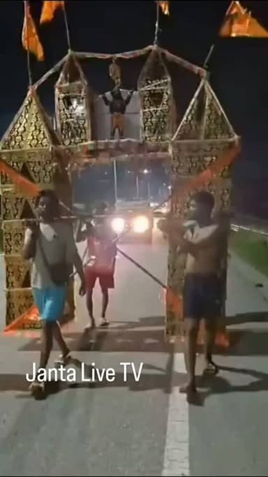 सड़क पर जा रहे कांवड़ियों को एक तेज रफ्तार डंपर ने टक्कर मार दी। हादसे में कई श्रद्धालु घायल हो गए। घायलों को इलाज के लिए अस्पताल भेजा गया है और मामले की जांच की जा रही है।
#BreakingNews #ViralVideos #KanwarYatra #RoadAccident
#Fariyadali fariyadalireport jantalivetv