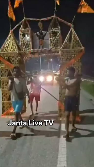 सड़क पर जा रहे कांवड़ियों को एक तेज रफ्तार डंपर ने टक्कर मार दी। हादसे में कई श्रद्धालु घायल हो गए। घायलों को इलाज के लिए अस्पताल भेजा गया है और मामले की जांच की जा रही है।
#BreakingNews #ViralVideos #KanwarYatra #RoadAccident
#Fariyadali #fariyadalireport #jantalivetv