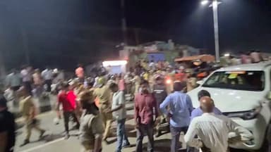 शाहजहांपुर अपडेट | कांट हाईवे जाम समाप्त
कांट कस्बे में परिजनों से सहमति के बाद खुला हाईवे, स्थिति सामान्य
कांट कस्बे में युवक की हत्या के बाद हाईवे पर बना तनावपूर्ण माहौल अब शांत हो गया है। परिजनों और पुलिस-प्रशासन के बीच हुई वार्ता के बाद प्रशासन ने परिजनों की प्रमुख मांगों पर सहमति जताई।
सहमति बनने के बाद परिजनों ने हाईवे पर रखे शव को उठाकर अंतिम संस्कार के लिए अपने निवास स्थान रवाना किया। वहीं, प्रदर्शन में शामिल लोग और ट्रैक्टर-ट्रॉलियों से पहुंचे ग्रामीण भी धीरे-धीरे वापस लौट गए।
कई घंटों से जाम खुलवाने में जुटा पुलिस-प्रशासन आखिरकार सफल रहा। विरोध प्रदर्शन समाप्त होने के बाद हाईवे पर यातायात बहाल कर दिया गया है। फिलहाल क्षेत्र में शांति है और स्थिति पूरी तरह सामान्य बताई जा रही है।
