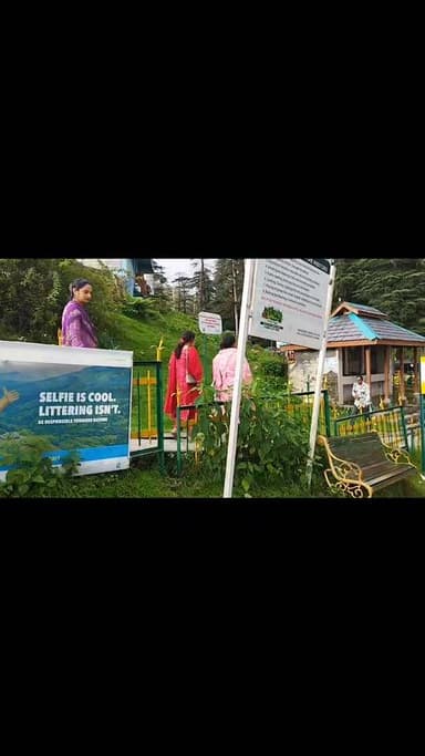 खजियार में पर्यटकों से वसूली जा रही एंट्री फीस पर उठे सवाल, व्यवस्थाएं बदहाल
खजियार ।। News123 ।। खजियार जाने से पहले मयाडी नाला में वाइल्डलाइफ विभाग द्वारा प्रत्येक वाहन से 100 रुपये की पर्ची काटी जाती है। लेकिन सवाल यह है कि आखिर यह राशि खर्च कहां की जा रही है? स्थानीय लोगों और पर्यटकों का कहना है कि खजियार में सुविधाओं की स्थिति देखकर इस शुल्क का उद्देश्य समझ नहीं आता।
खजियार में पर्यटकों के बैठने के लिए बैंच तो लगाए गए हैं, लेकिन उनके आसपास सफाई व्यवस्था बेहद खराब है। कई स्थानों पर घास और बिछू बूटी इतनी अधिक उग आई है कि पर्यटक इसकी चपेट में आ रहे हैं। खासकर छोटे बच्चों और परिवारों को इससे काफी परेशानी का सामना करना पड़ रहा है।
हाल ही में घूमने पहुंचे एक परिवार की बेटी तनिषि का भाई व छोटी बहन बिछू बूटी की चपेट में आ गये। उसने अपनी आपबीती साझा करते हुए बताया कि इस वजह से उन्हें काफी तकलीफ हुई और परिवार का घूमने का आनंद भी प्रभावित हुआ।
पर्यटकों का कहना है कि यदि वाइल्डलाइफ विभाग बुनियादी सफाई और रखरखाव जैसी व्यवस्थाएं भी सुनिश्चित नहीं कर पा रहा है, तो फिर हर वाहन से 100 रुपये की पर्ची वसूलने का औचित्य क्या है? विभाग को चाहिए कि वह पर्यटकों से प्राप्त राशि का उपयोग खजियार की साफ-सफाई, घास-बिछू बूटी की नियमित कटाई और अन्य आवश्यक सुविधाओं के विकास पर करे, ताकि आने वाले पर्यटकों को बेहतर अनुभव मिल सके।