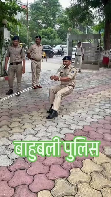 आईजी अरविंद कुमार सक्सेना की विदाई में दिखी अनोखी मिसाल। ग्वालियर में विदाई समारोह के दौरान कर्मचारी सुनील यादव 'बाहुबली' ने दांतों से चार पहिया वाहन खींचकर सभी को हैरान कर दिया। देखें यह अनोखा नजारा।
#ग्वालियर, #आईजी, #अरविंद_कुमार_सक्सेना, #विदाई_समारोह, #सुनील_यादव, बाहुबली, मध्यप्रदेश, पुलिस, यशस्वी_दुनिया, ब्रेकिंग_न्यूज