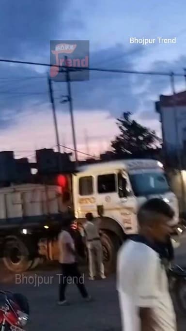ये क्या हो रहा पुलिस को ट्रक वाला उल्टा हाथ मार रहा,, पुलिस को इसपर कार्यवाही करना चाहिए, जीरो माइल का वीडियो