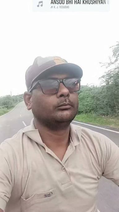 भागदौड़ भरी ज़िंदगी में इंसान इतना व्यस्त हो गया है कि उसे अपने लिए भी समय नहीं मिलता।
सुबह से रात तक जिम्मेदारियों की दौड़ में हम अपनों की मुस्कान, रिश्तों की गर्माहट और मन की शांति कहीं पीछे छोड़ देते हैं।
याद रखिए, ज़िंदगी सिर्फ़ मंज़िल तक पहुँचने का नाम नहीं, बल्कि रास्ते के हर पल को जीने का भी नाम है।
थोड़ा समय अपने परिवार के लिए निकालिए, अपने सपनों के लिए निकालिए और सबसे ज़रूरी—अपने लिए निकालिए।
क्योंकि दौड़ते-दौड़ते अगर जीना ही भूल गए, तो मंज़िल मिलने का भी कोई अर्थ नहीं रह जाएगा।